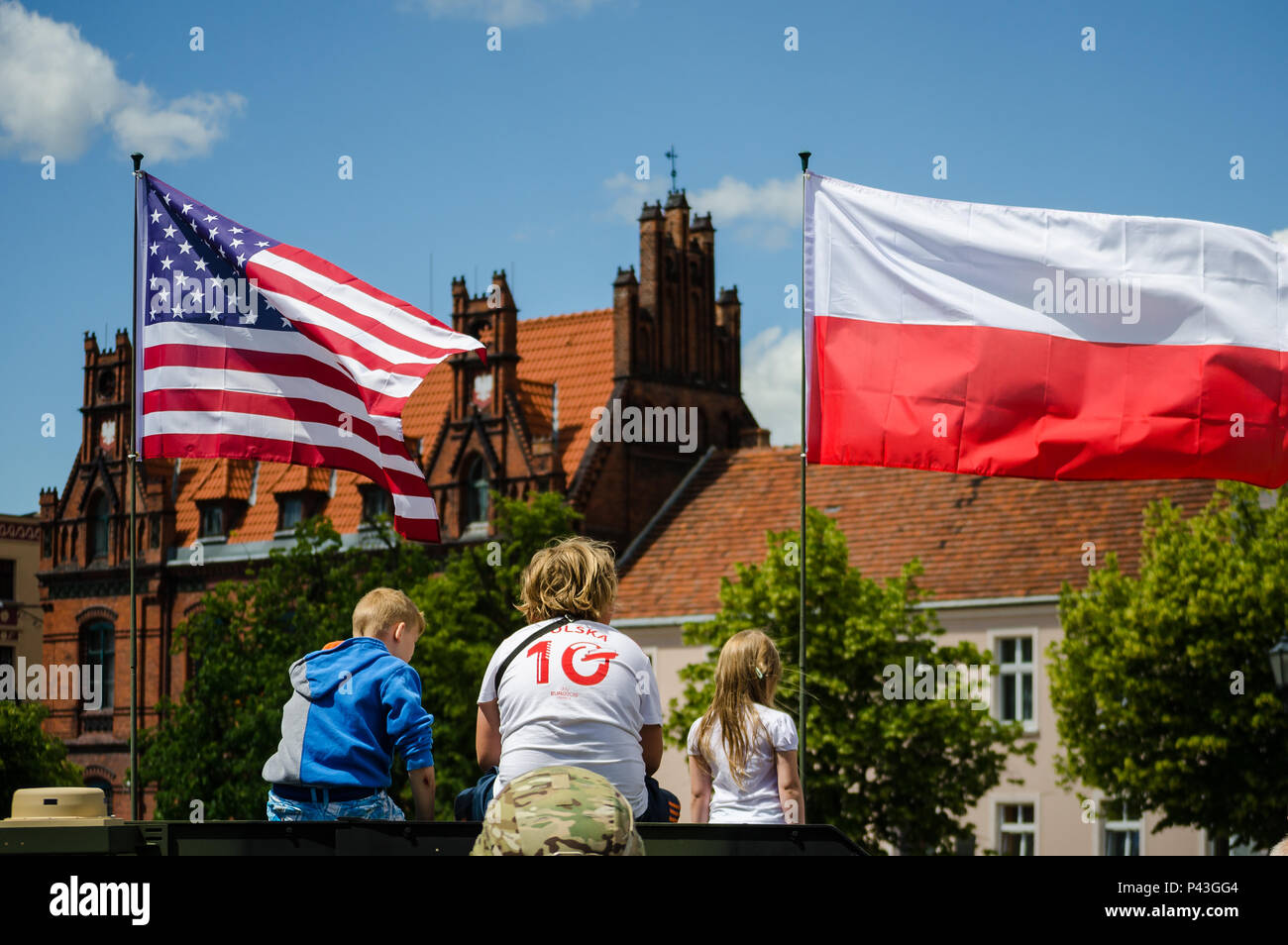 Polnische Kinder entspannen Sie sich und genießen Sie die Aussicht auf einem High Mobility Multipurpose Radfahrzeug (Hmmwv) während einer multikulturellen Tag in Chelmno, Polen, 11. Juni 2016. Multinationale Streitkräfte hielt eine Anzeige der Militärfahrzeuge und Ausrüstung auf dem Marktplatz als Teil der Übung Anakonda 2016. Die Polnisch-led-Übung ist eine gemeinsame Aus- und Fortbildung, um die Interoperabilität, die für den Ausbau und die Stärkung der Bande zwischen den alliierten Nationen und Partner, Gewährleistung der kollektiven Sicherheit und Frieden in der Region. Stockfoto