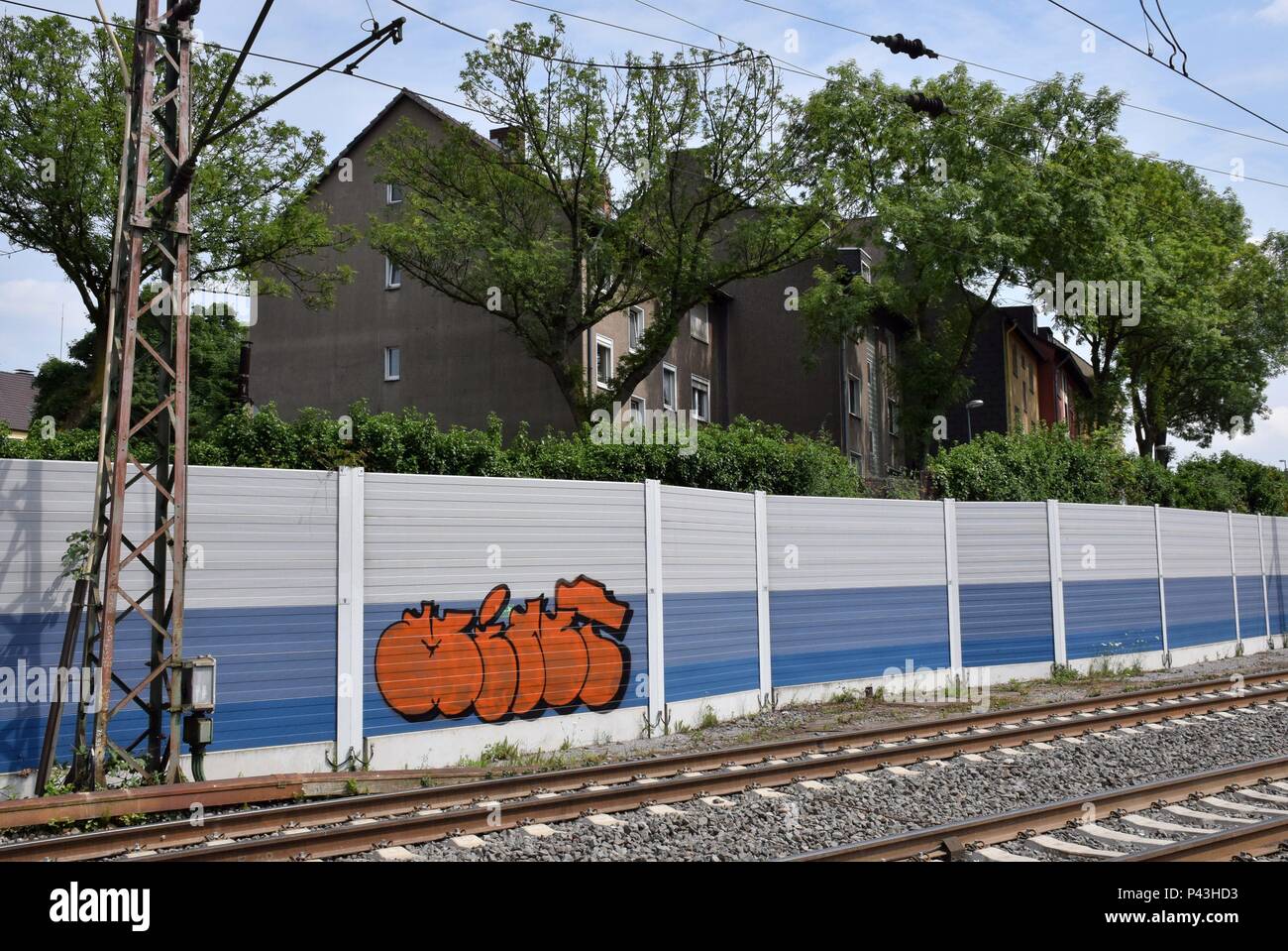 Graffiti auf schallmauer an der Bahnstrecke am 08.07.2017 in Bochum-Präsident - Deutschland. | Verwendung weltweit Stockfoto