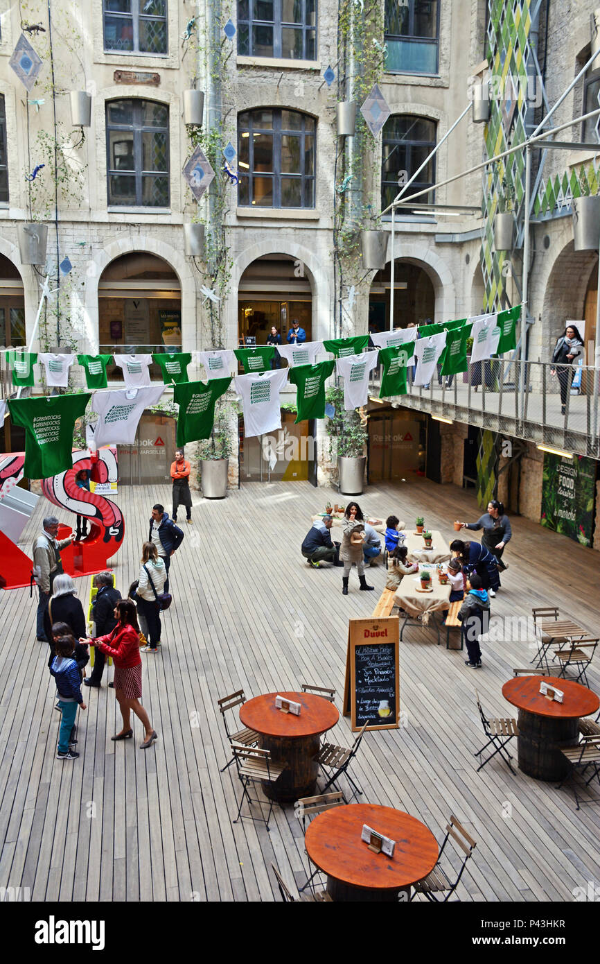 Les Docks Dorf, restaurierten alten Docks (Geschäfts- und Handelszentrum), La Joliette Bezirk, Marseille, Bouches-du-Rhône, Frankreich Stockfoto