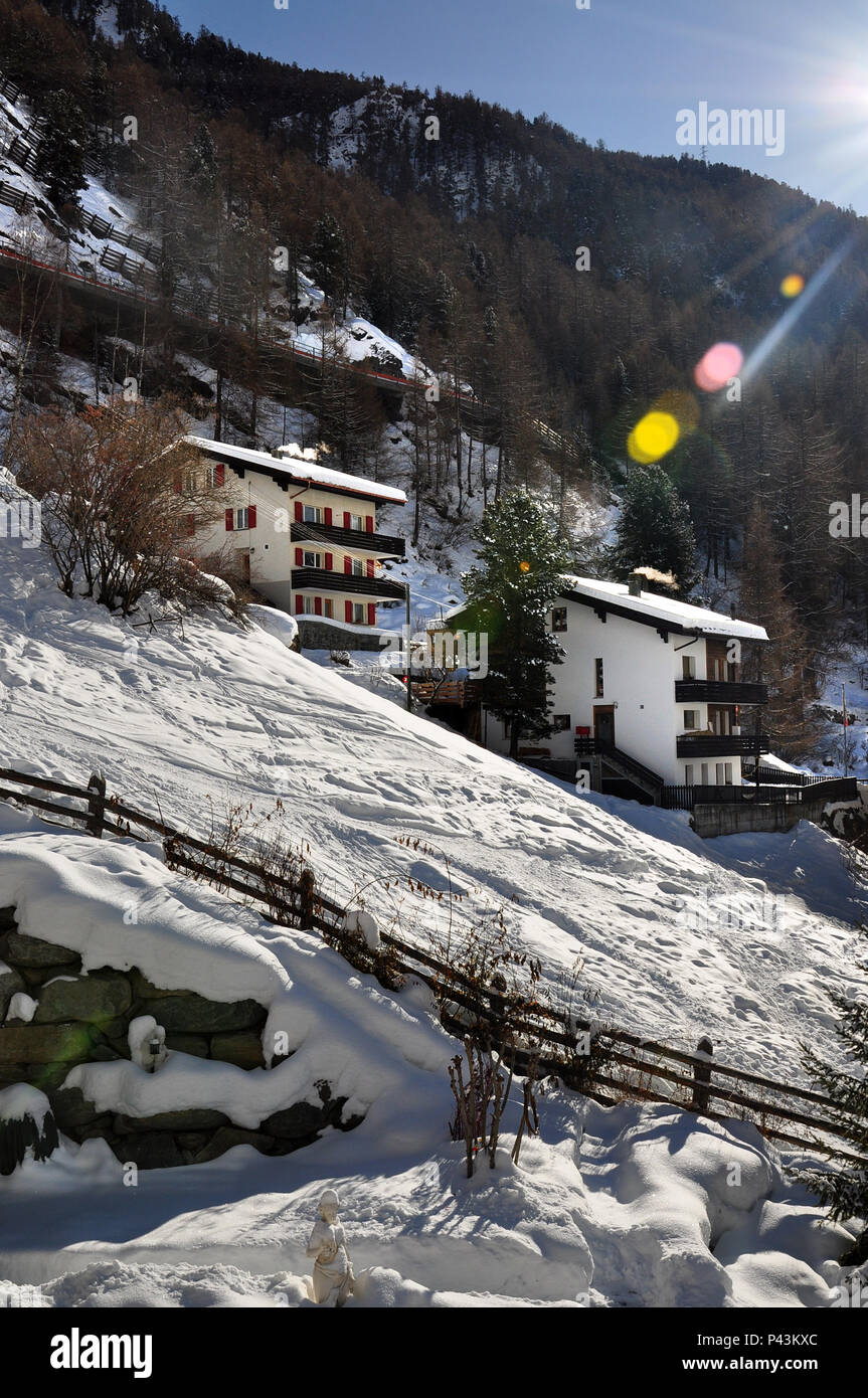 Charmante schneebedeckten Hütte Wohnungen auf einem Berghang in Zermatt, Schweiz. Stockfoto