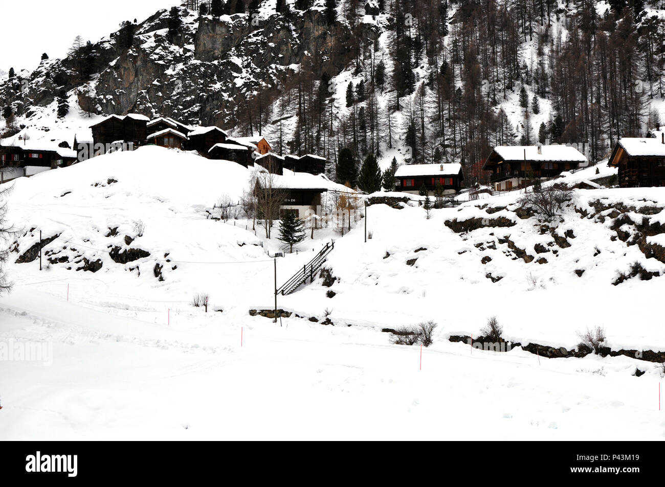 Schnee bedeckte Häuser im Dorf Zermatt, Schweiz. Stockfoto