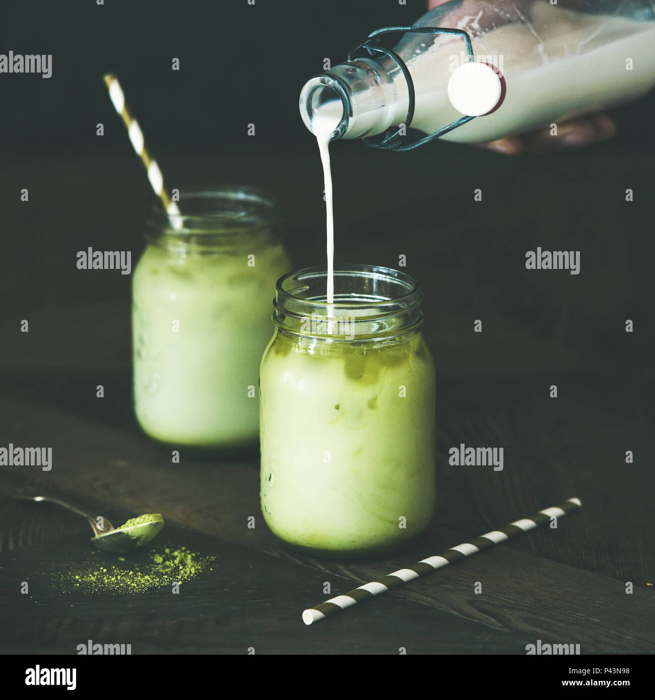 Erfrischende Eistee coconut Matcha Latte in Gläsern, kopieren Raum Stockfoto