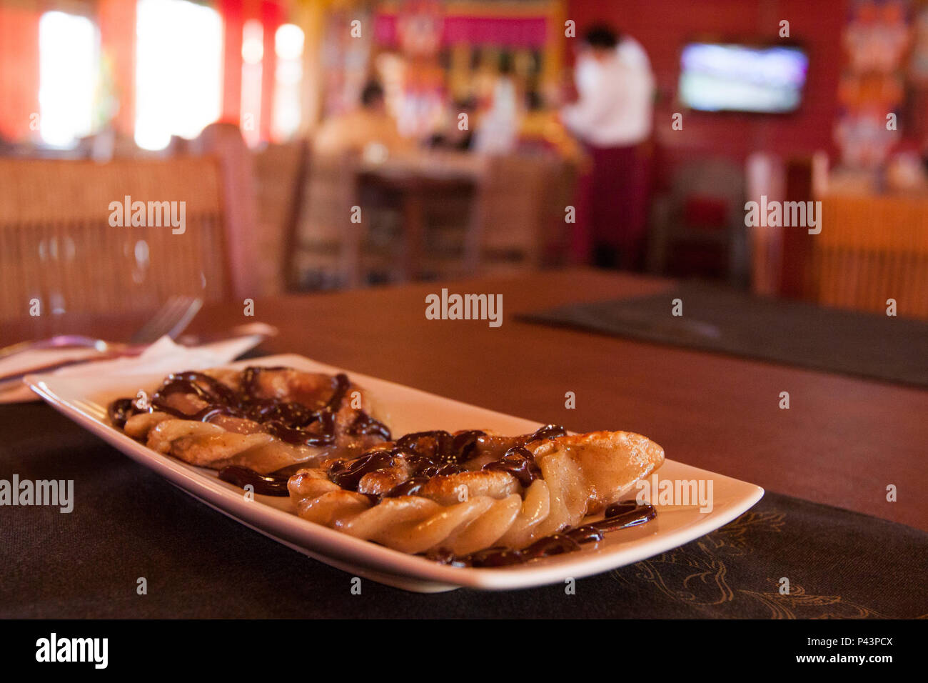Restaurante Tibetano Tashi Ling. Massa tibetana com recheio de maÃ§a e Calda de Schokolade. Sobremesa. TrÃªs Coroas/RS Daten 31/08/2013 Foto: Carol Teresa/Fotoarena Stockfoto