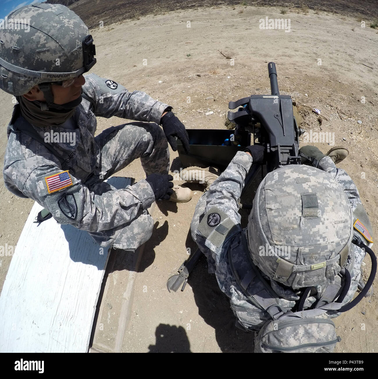 Staff Sgt. Macario Penaflor (links), 1-294 th Infanterie Regiment, gibt Anweisungen zu einem seiner Soldaten, wie die Mark-19 Granatwerfer Juni 9, 2016 Last in Camp Roberts, Kalifornien. 1-294 th Infanterie Regiment wird die Teilnahme an Exportierbar Kampftraining Fähigkeit im Camp Roberts. XCTC Züge der Feuerwehr - sortierte Elemente in Infanterie Taktik für die Bereitstellung. Die Ausbildung beinhaltet auch eine Sitzung für Kommandanten die Ausbildung Mängel, für ihre Einheiten zu bewerten. Stockfoto