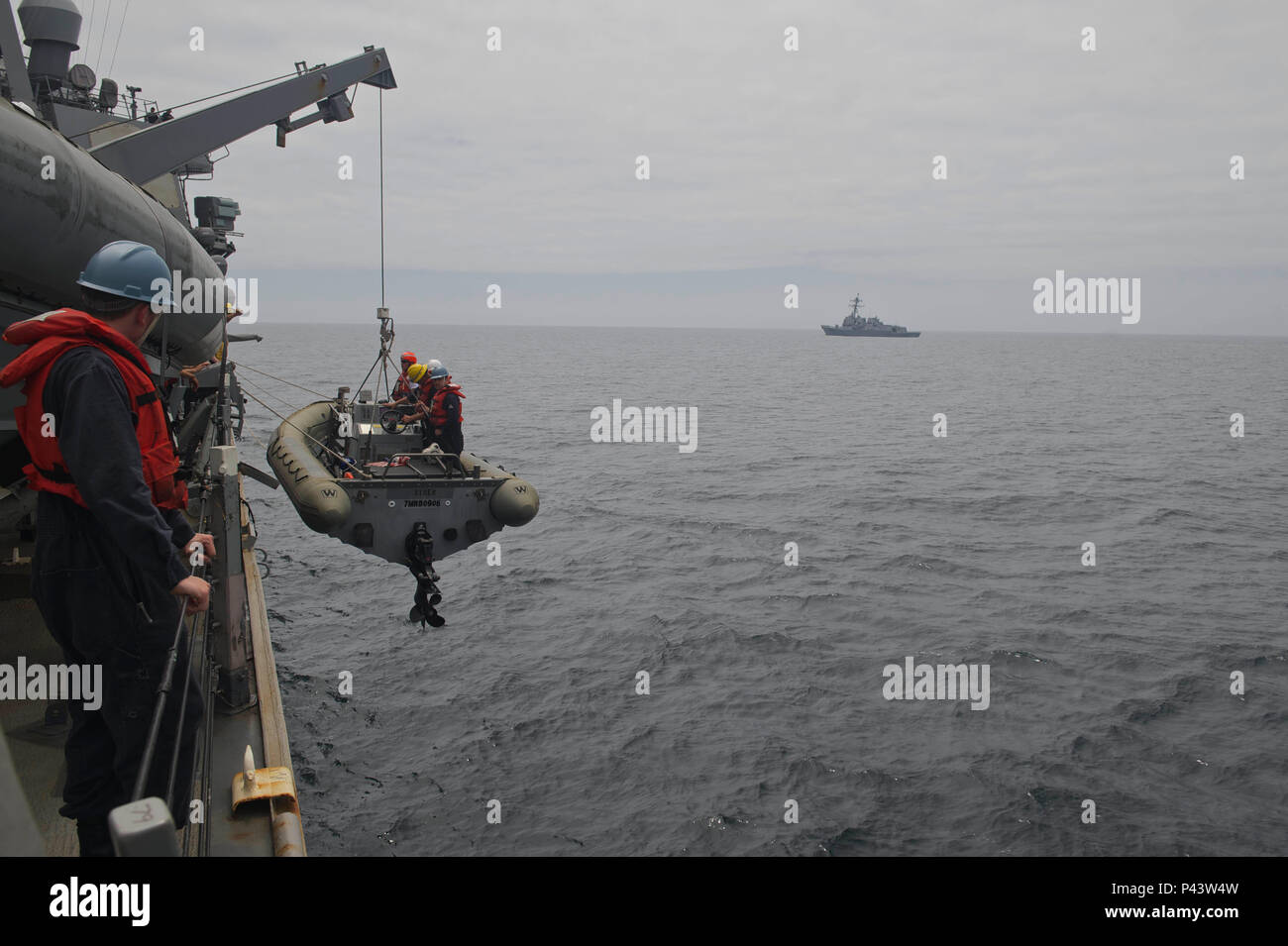 160607-N-QC 631-068 EAST CHINA SEA (7. Juni 2016) - eine starre Hülle Schlauchboot (Rhib) wird in das Wasser gesenkt an Bord der geführte Anti-raketen-Zerstörer USS Decatur (DDG73) während der kleinen Boot. Decatur, zusammen mit USS Momsen (DDG92) und USS Spruance (DDG111) begonnen, mit "Teufel" und "Warbirds" Abteilungen der Hubschrauber Maritime Strike Squadron (HSM) 49, sind als Teil der US-Flotte 3 Pacific Oberfläche Action Group (PAC SAG) unter Destroyer Squadron (CDS) 31 eingesetzt. (U.S. Marine Foto von Mass Communication Specialist 3. Klasse Gerald Dudley Reynolds/Freigegeben) Stockfoto