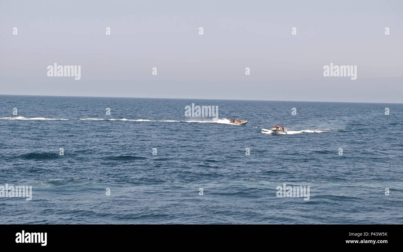 160607-N-QC 631-095 EAST CHINA SEA (7. Juni 2016) - Starr Rumpf aufblasbare Boote (Rhib) Manöver im Pazifischen Ozean während des kleinen Boot Operationen mit Midshipmen an Bord der geführte Anti-raketen-Zerstörer USS Decatur (DDG73). Decatur, zusammen mit USS Momsen (DDG92) und USS Spruance (DDG111) begonnen, mit "Teufel" und "Warbirds" Abteilungen der Hubschrauber Maritime Strike Squadron (HSM) 49, sind als Teil der US-Flotte 3 Pacific Oberfläche Action Group (PAC SAG) unter Destroyer Squadron (CDS) 31 eingesetzt. (U.S. Marine Foto von Mass Communication Specialist 3. Klasse Gerald Dudley Reynolds/Freigegeben) Stockfoto