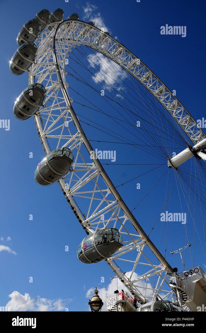 London Eye, também conhecida por Millennium Wheel, é uma Roda - Gigante de observação. Ein idéia teve Meditation na década de 90, onde o jornal die Sunday Times em Conjunto com a Architekturen Foundation, deicidiu dar Ao povo Uma competição, onde se escolheria Keine fim Uma nova Technische na Cidade, ja que o Novo milêncio se aproximava. David Mark e Julia Barfield, arquitetos tiveram ein idéia e em 1999, foi inaugurada. Londres/Lo, Reino Unido - 24/08/2010. Foto: André Stefano/Fotoarena Stockfoto