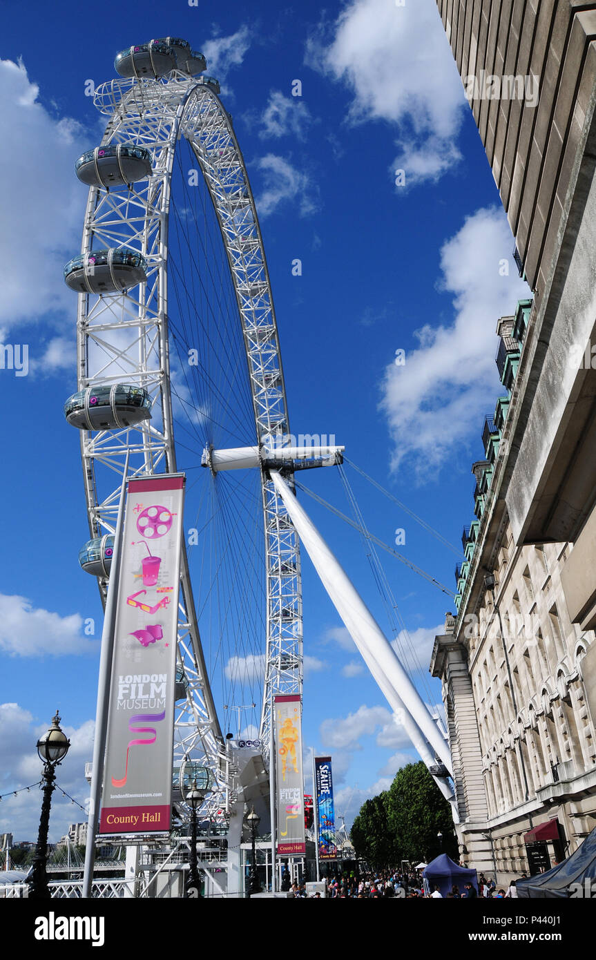 London Eye, também conhecida por Millennium Wheel, é uma Roda - Gigante de observação. Ein idéia teve Meditation na década de 90, onde o jornal die Sunday Times em Conjunto com a Architekturen Foundation, deicidiu dar Ao povo Uma competição, onde se escolheria Keine fim Uma nova Technische na Cidade, ja que o Novo milêncio se aproximava. David Mark e Julia Barfield, arquitetos tiveram ein idéia e em 1999, foi inaugurada. Londres/Lo, Reino Unido - 24/08/2010. Foto: André Stefano/Fotoarena Stockfoto