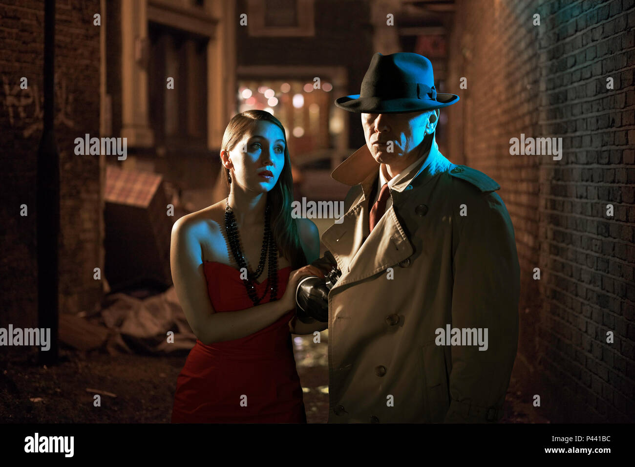 Privatdetektiv und Frau in einer Gasse Stockfoto