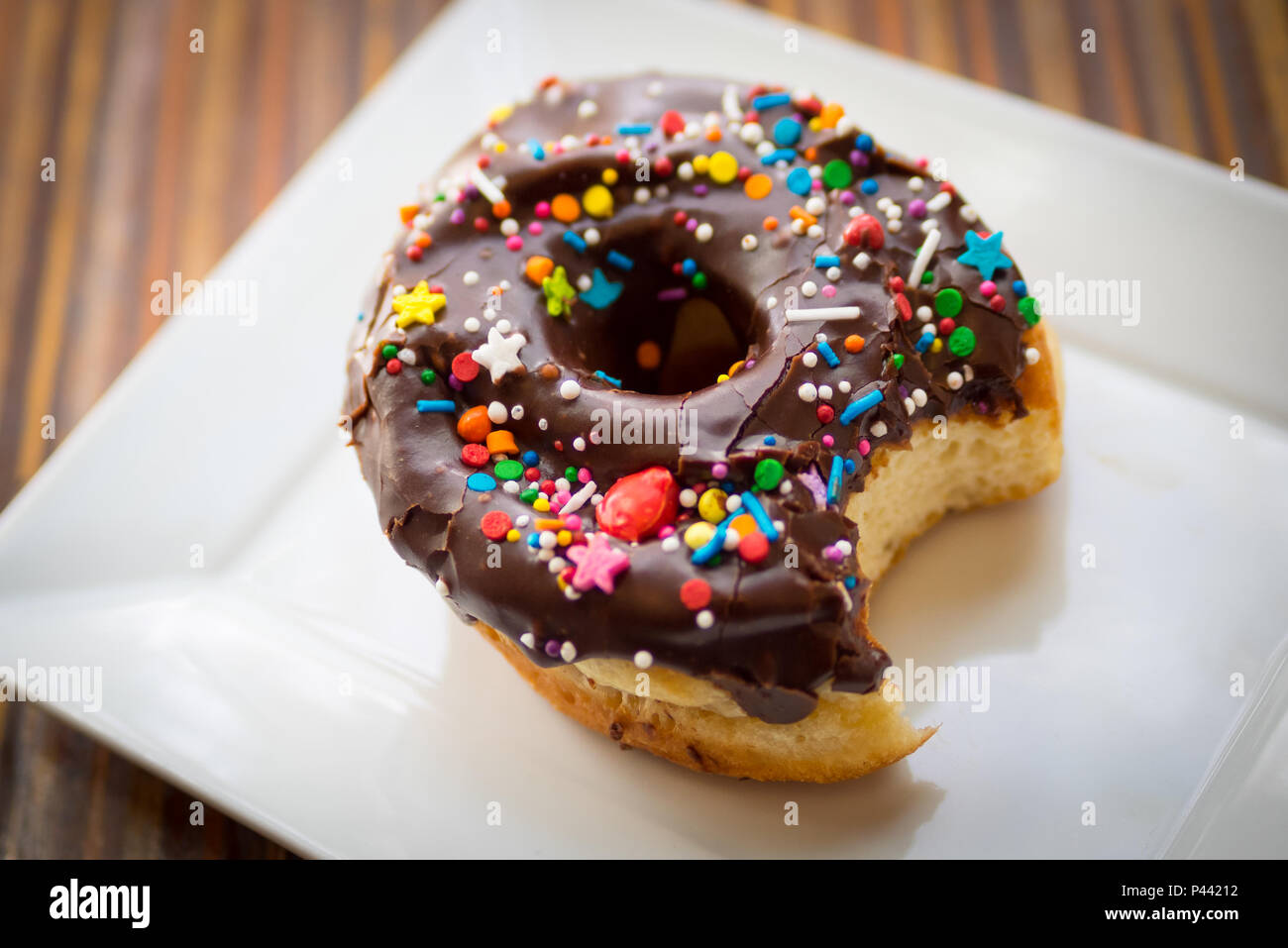 Eine Schokolade Donut mit streuseln von Picknick, ein beliebtes Cafe und Restaurant in Victoria, British Columbia, Kanada. Stockfoto