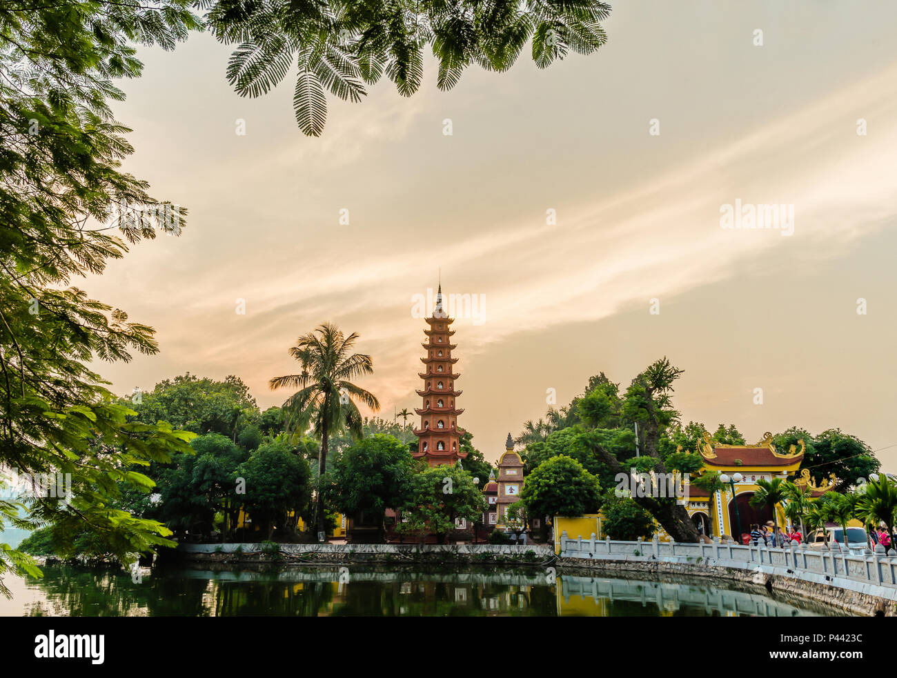 Hanoi, Vietname - November 1,2017: Sonnenuntergang von Tran Quoc Pagode. Es ist die älteste buddhistische Tempel in Hanoi. Stockfoto