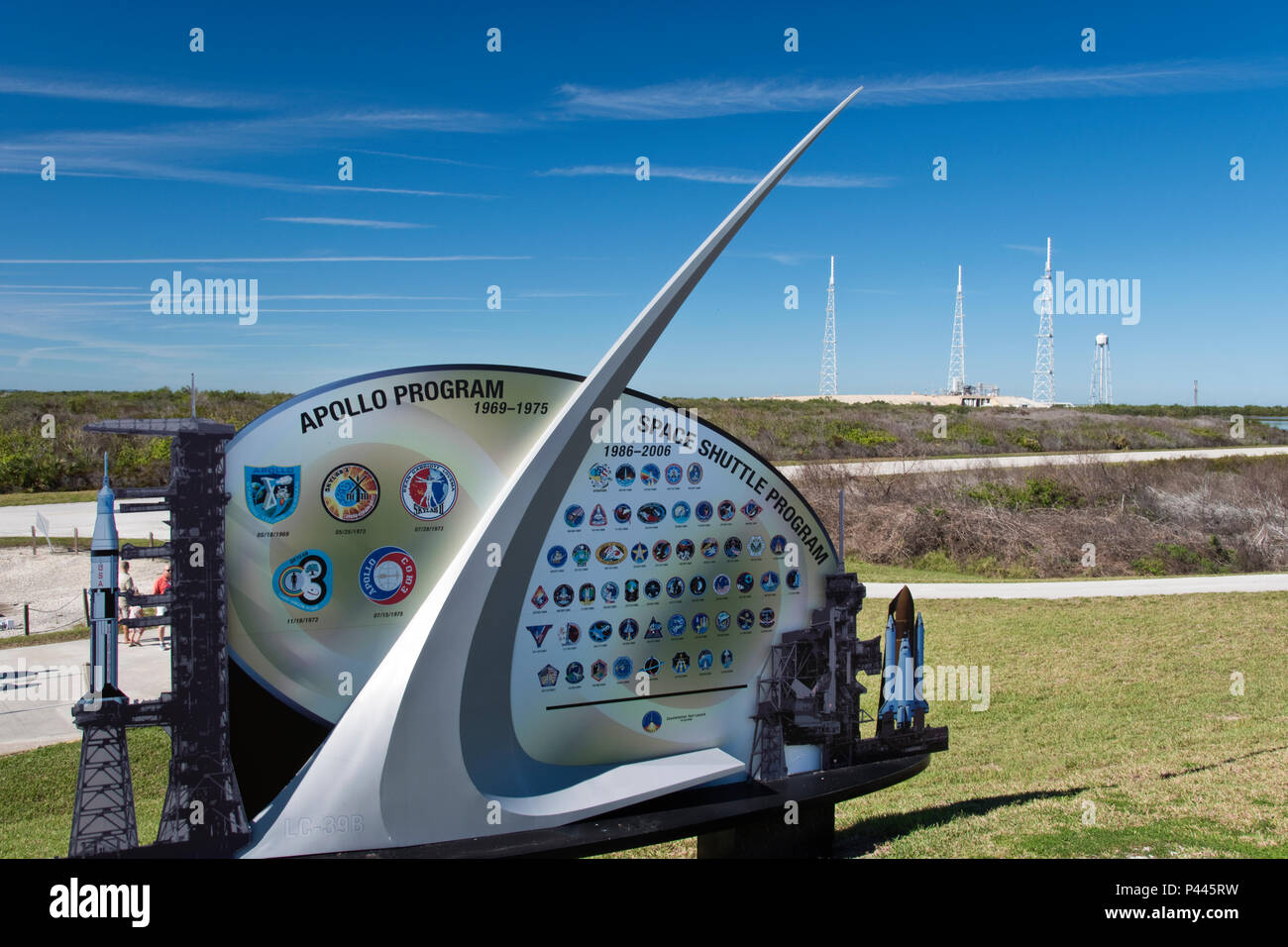 Ein Schild an einer touristischen Aussichtspunkt listet die Apollo und Space Shuttle Missionen vom Pad 39B (hinten) am Kennedy Space Center der NASA gestartet. Stockfoto