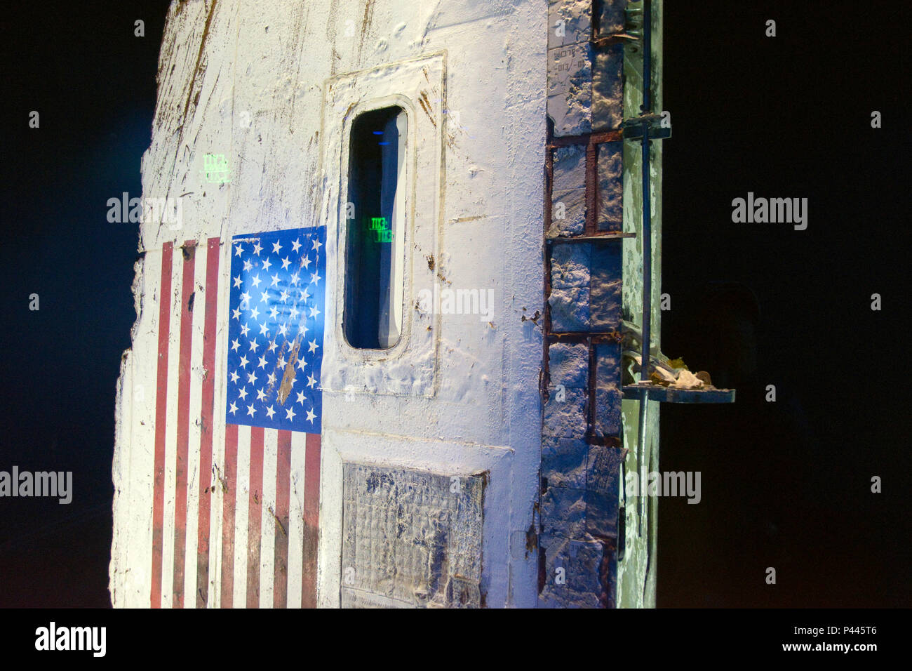 Reste des zerstörten Space Shuttle Challenger am Visitor Complex am NASA Kennedy Space Center, Florida angezeigt. Stockfoto