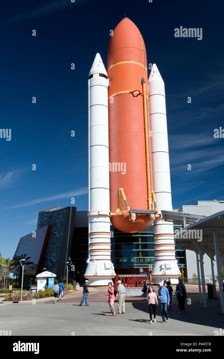 Eine Nachbildung der Raumfähre Kraftstofftanks und solide Raketenmotoren angezeigt, auf der Besucher-Komplex an der NASA Kennedy Space Center, Florida. Stockfoto