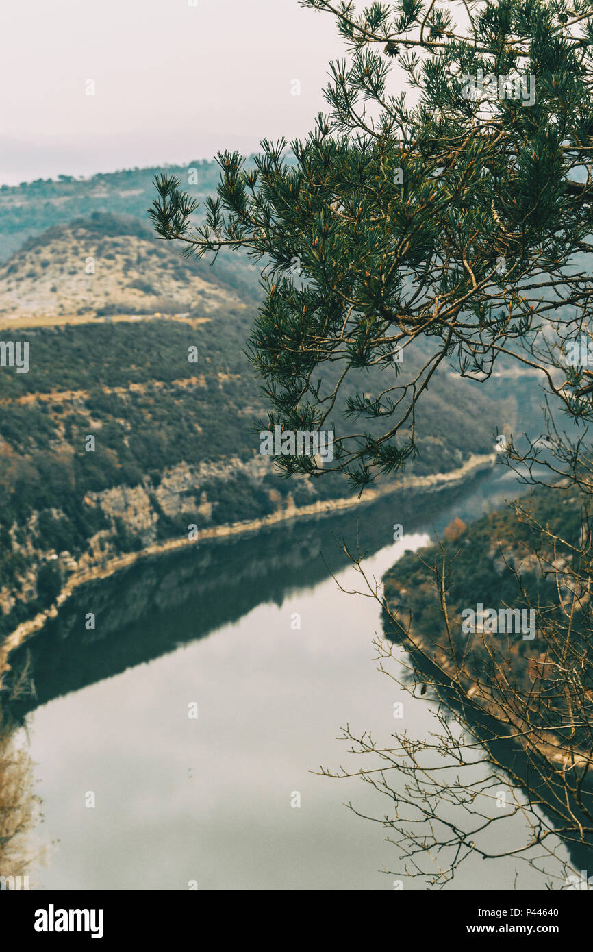 Riverbed von oben an einem bewölkten Tag im Winter gesehen Stockfoto