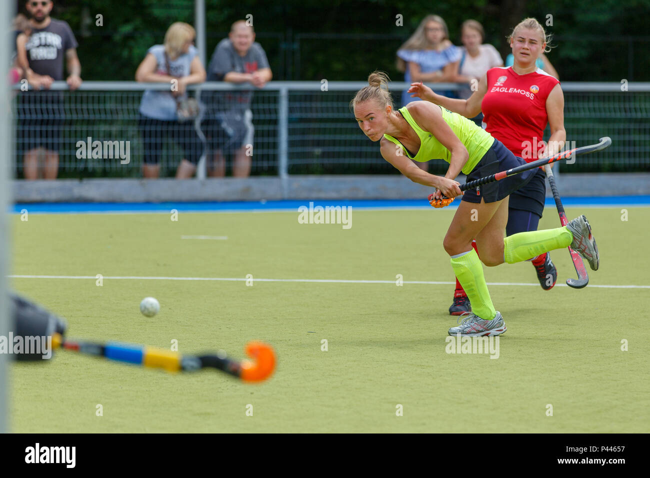 Kharkov, Ukraine - Juni 14, 2018: Katya Samohodchenko angreifenden goalie im Spiel zwischen MSK Sumchanka und HC Kolos auf ukrainische frau Feld-hockey Cha Stockfoto