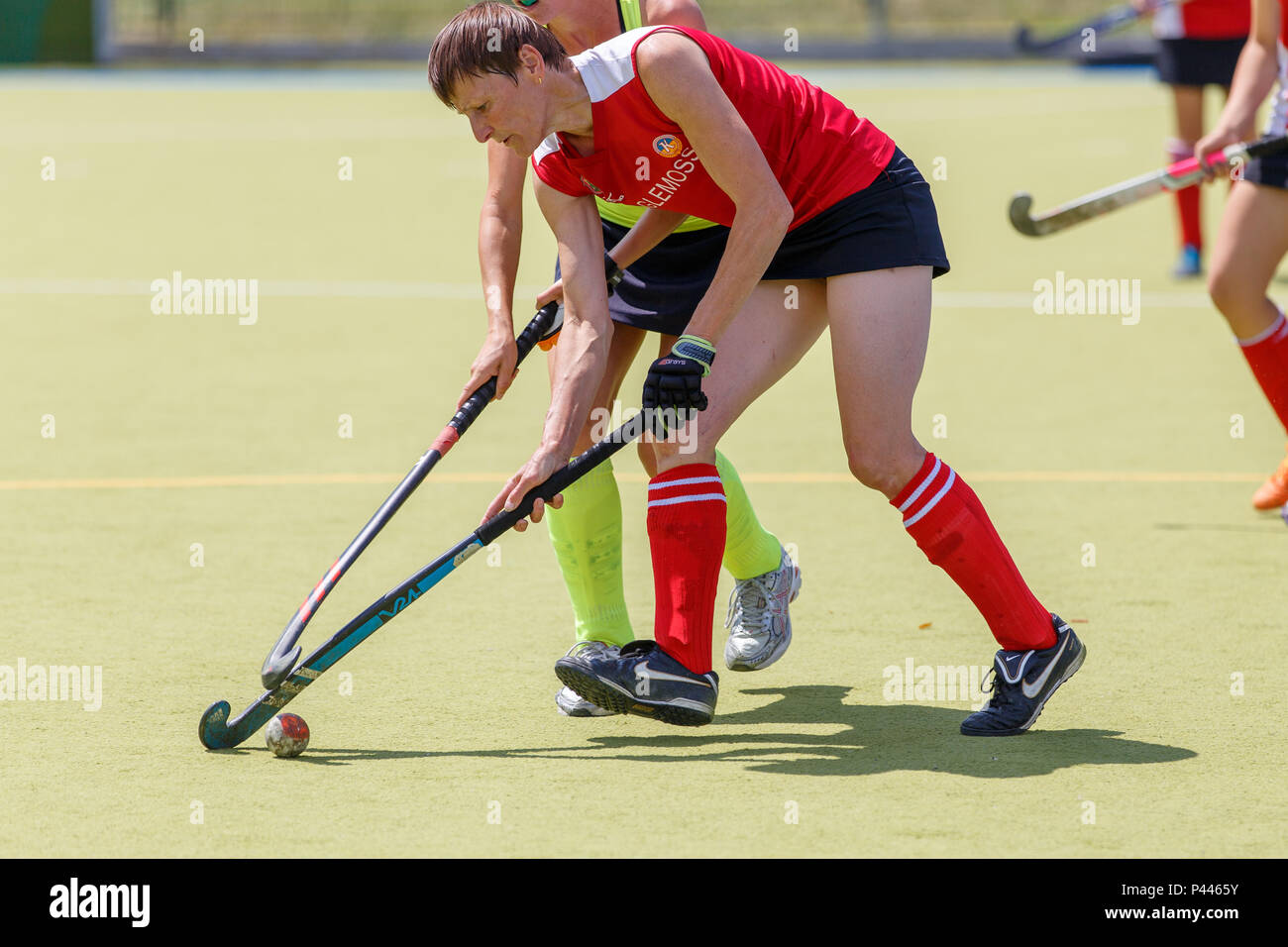 Kharkov, Ukraine - Juni 14, 2018: Frauen im Kampf um den Ball im Spiel zwischen MSK Sumchanka und HC Kolos auf ukrainische frau Feld-hockey championshi Stockfoto