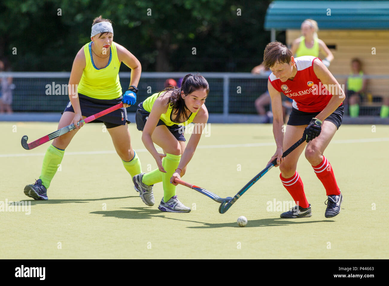 Kharkov, Ukraine - Juni 14, 2018: Frauen im Kampf um den Ball im Spiel zwischen MSK Sumchanka und HC Kolos auf ukrainische frau Feld-hockey championshi Stockfoto