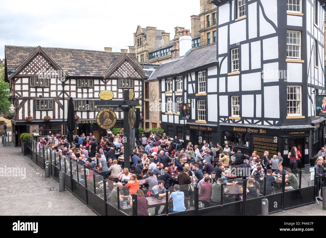 Massen von trinkern an Sinclairs Oyster Bar und die Alten Wellington Pub im Stadtzentrum von Manchester Stockfoto