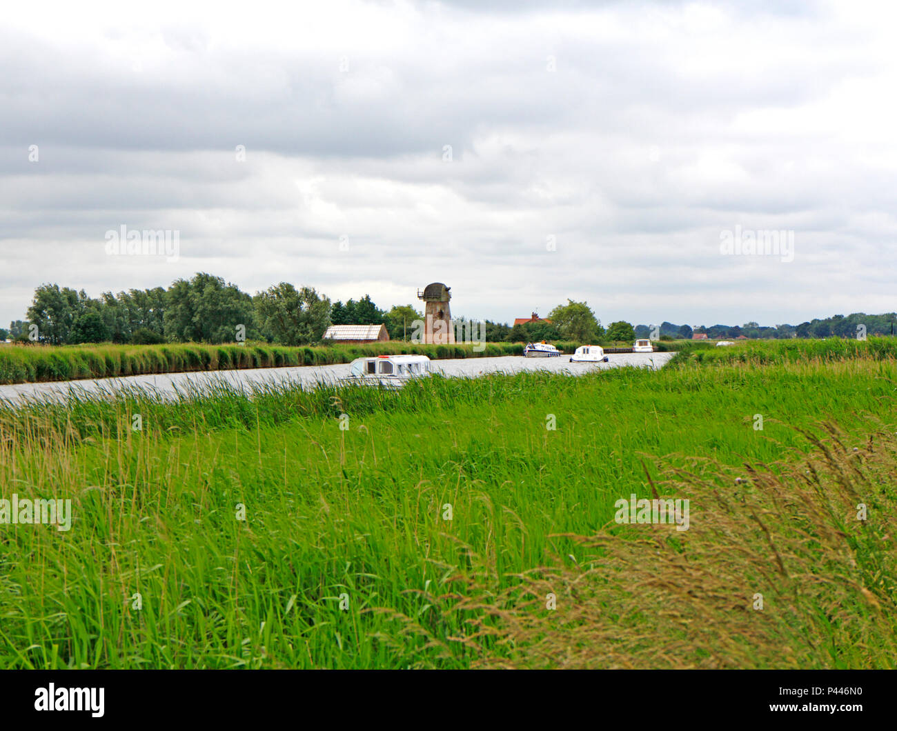 Ein Blick auf den Schiffsverkehr auf dem Fluss Bure auf der Norfolk Broads an einem bewölkten Tag am Upton, Norfolk, England, Vereinigtes Königreich, Europa. Stockfoto