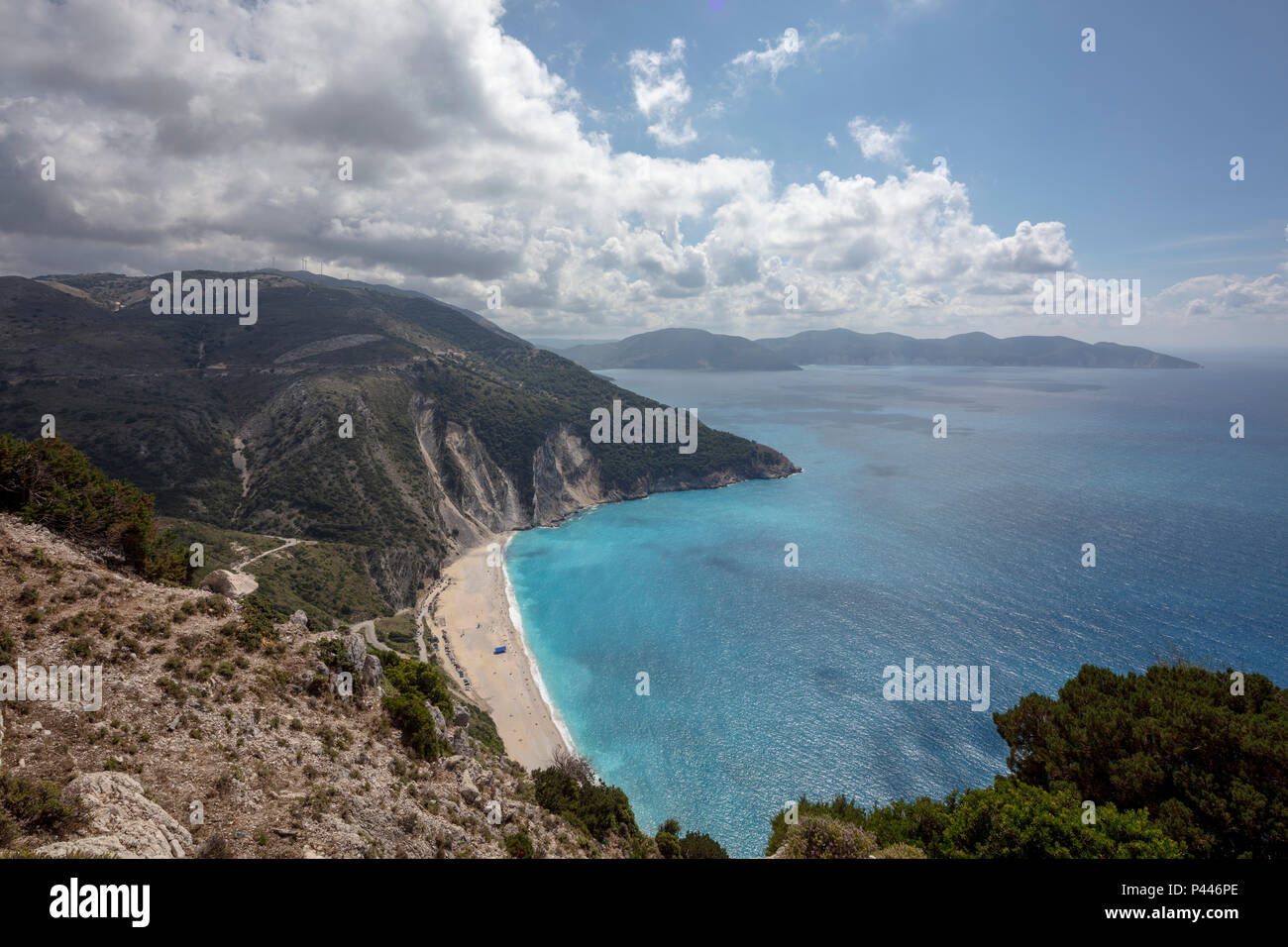 Myrtos Beach in der Region von Pylaros, im Nordwesten der Insel Kefalonia, in das Ionische Meer von Griechenland. Stockfoto