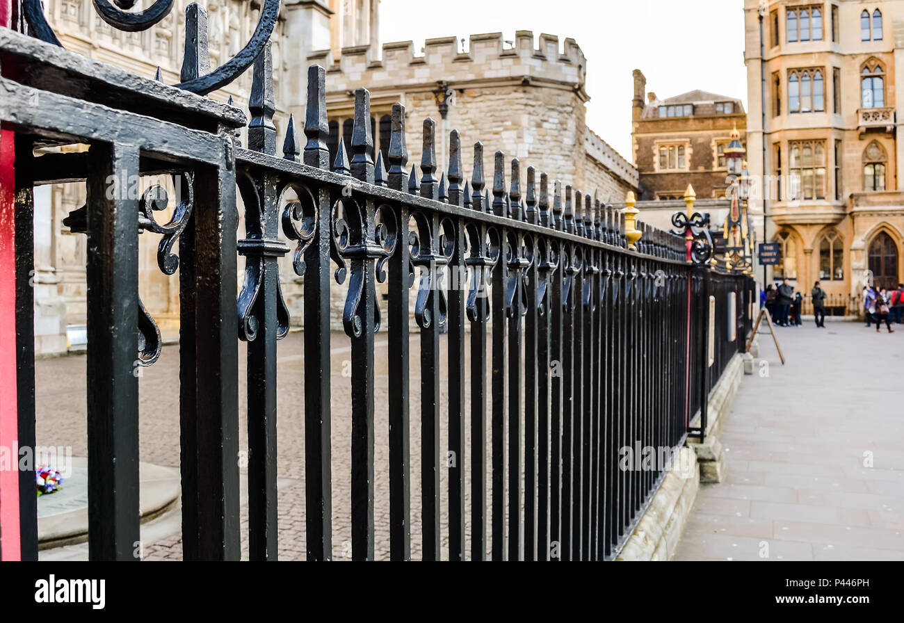 Nahaufnahme des Schwarzen gusseisernen Zaun außerhalb der Westminster Abbey. Stockfoto