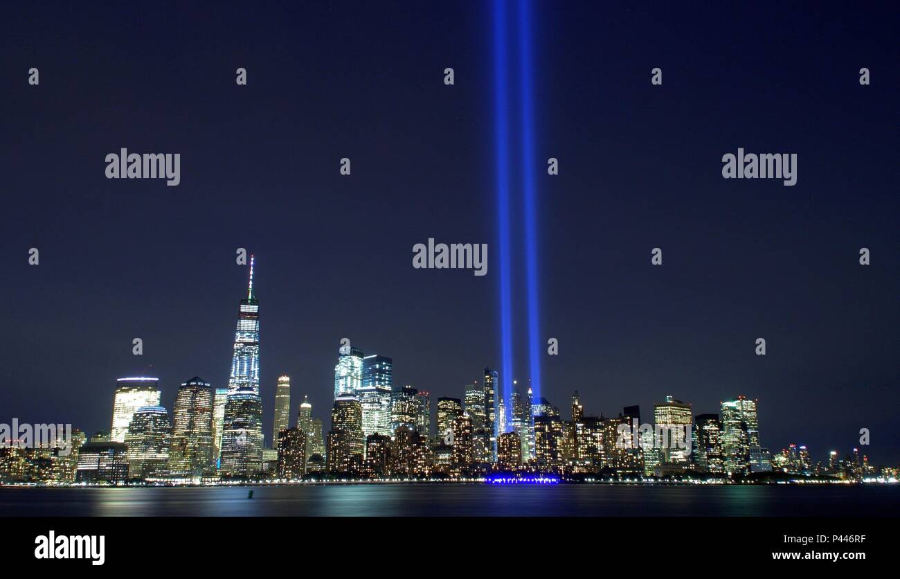 Jersey City, USA - 11. September 2017: Tribute in Light - Lower Manhattan Skyline von Liberty State Park. Stockfoto