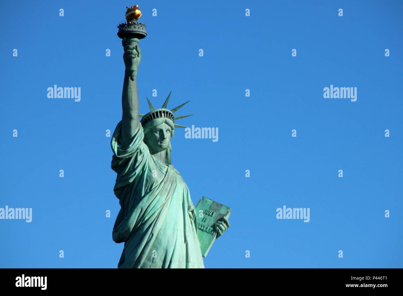 Freiheitsstatue - Taille - auf einem blauen Hintergrund, Low Angle View. Stockfoto