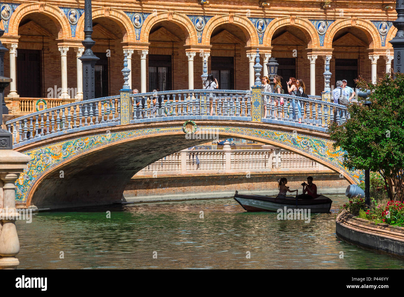 Plaza de Espana in Sevilla, Blick auf eine Brücke mit bunten Azulejo Kacheln überspannt einen See in der Plaza de Espana, Sevilla, Andalusien, Spanien eingerichtet. Stockfoto