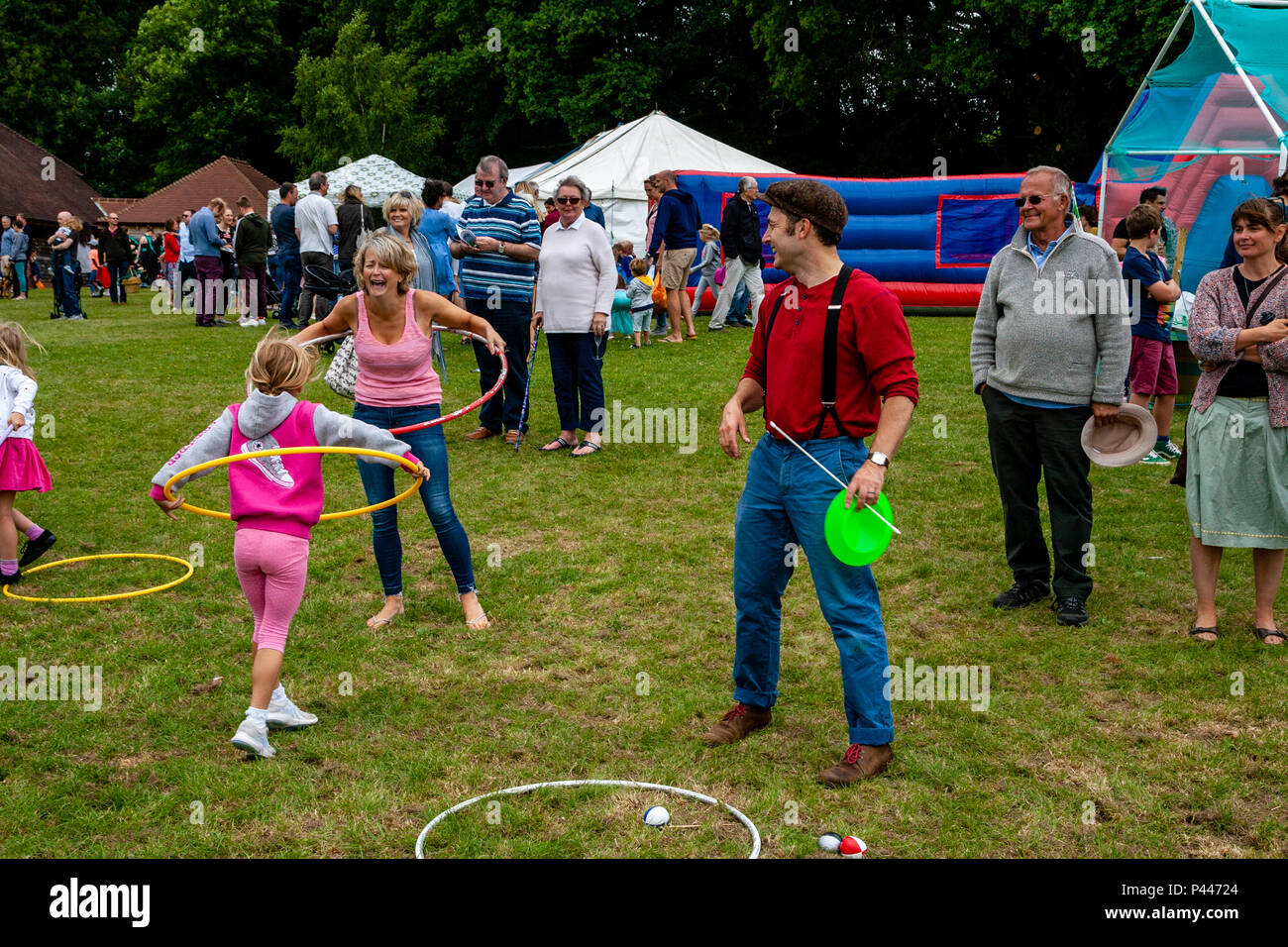 Die Menschen erfreuen sich an der jährlichen High Hurstwood Dorffest, Sussex, UK Stockfoto