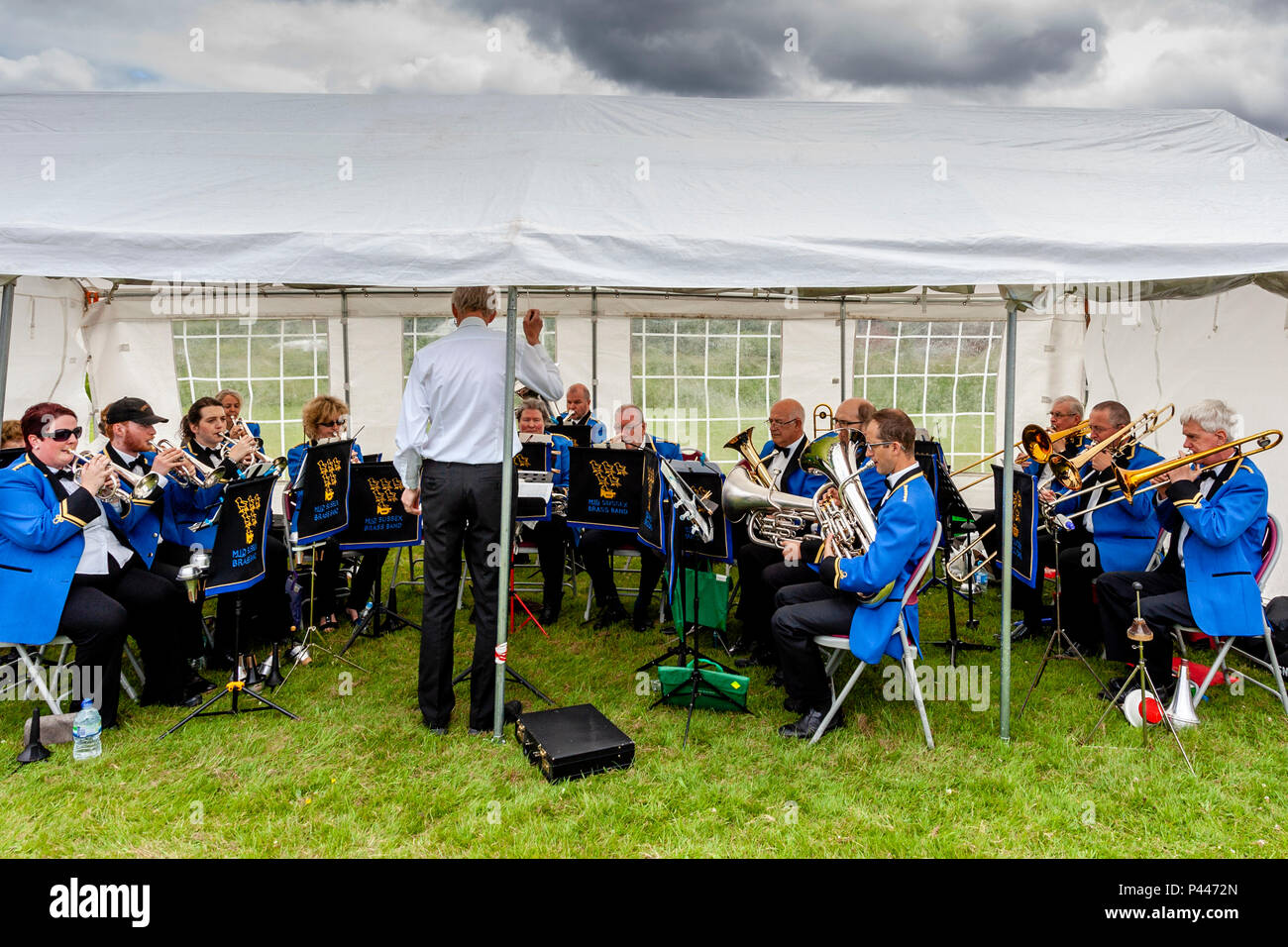 Mid Sussex Brass Band durchführen Bei der jährlichen High Hurstwood Dorffest, Sussex, UK Stockfoto