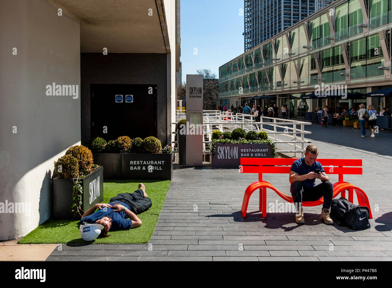 Ein Bauarbeiter während der Mittagspause eine Pause, die Southbank, London, UK Schlafen Stockfoto