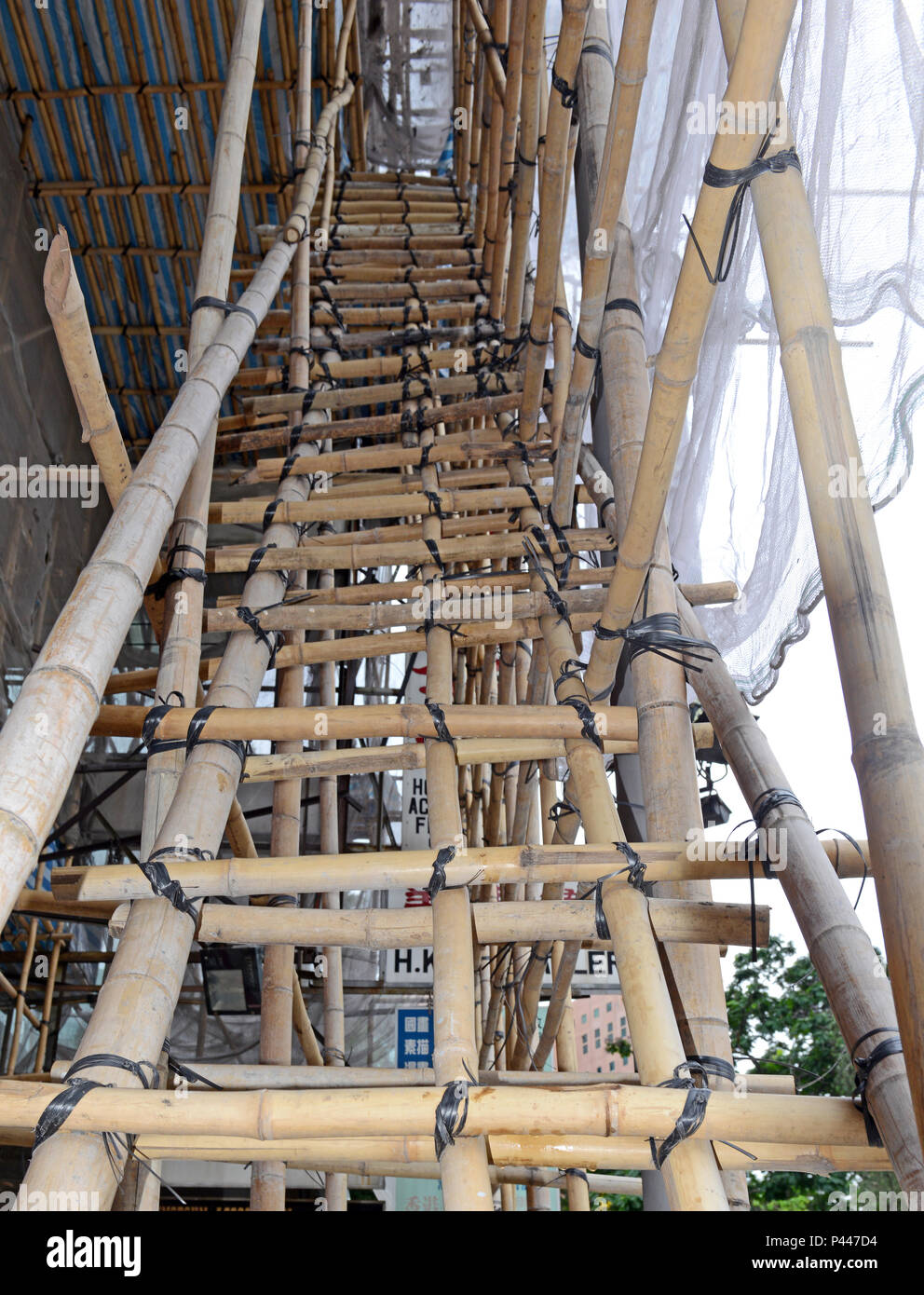 In Hongkong und China und anderen Teilen Asiens, Bambus ist oft fr ein  Gerst fr Immobilien Bau, aus Eisen oder Stahl Gerste verwendet  Stockfotografie - Alamy