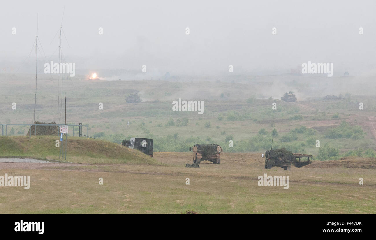 Eine polnische Leopard Panzer Crew ihr Ziel bei der Durchführung einer Live - Demonstration, als Teil der Übung Anakonda 2016, ein polnisch-led, multinationale Übung läuft von Juni 7-17, umfasst rund 31.000 Teilnehmer aus mehr als 20 Nationen und ist ein Premier, der Schulungsveranstaltung für die US-Armee in Europa. Stockfoto