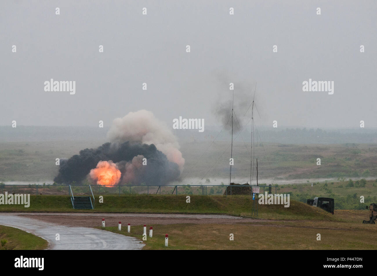 Us-Streitkräfte vom 1. gepanzerte Brigade Combat Team, 3rd Infantry Division "Mine-Clearing line (MICLIC detonieren) bei einer Live - Demonstration während der Übung Anakonda 2016. Die Übung, ein polnisch-led, multinationale Übung läuft von Juni 7-17, umfasst rund 31.000 Teilnehmer aus mehr als 20 Nationen und ist ein Premier, der Schulungsveranstaltung für die US-Armee in Europa. Stockfoto