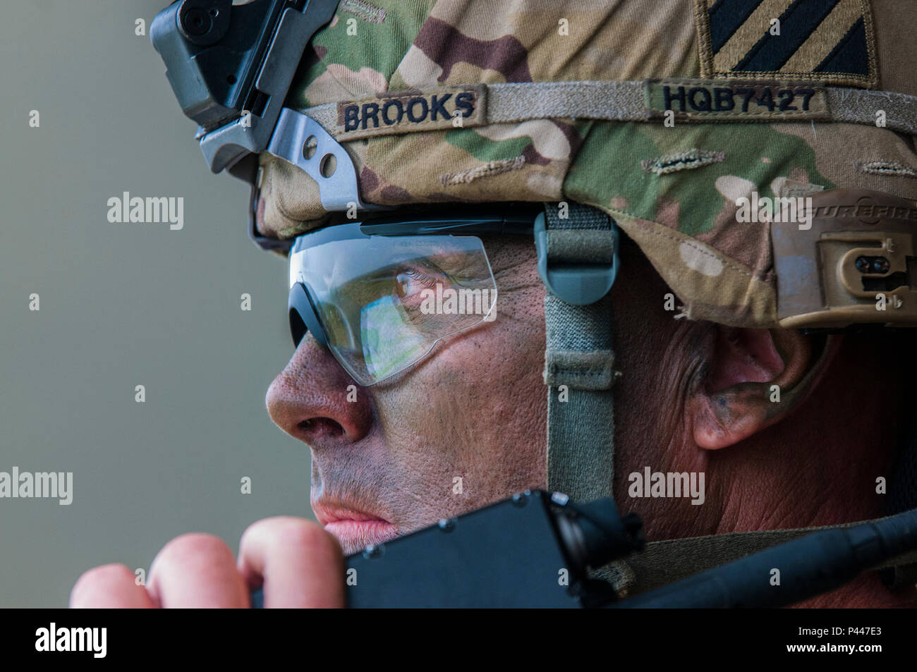 Kol. Phil Brooks, Commander, 1. Brigade Combat Team, 3rd Infantry Division, leitet zu Lande und in der Luft brennen Einheiten bei einer Live - Demonstration während der Übung Anakonda 2016. Die Übung, ein polnisch-led, multinationale Übung läuft von Juni 7-17, umfasst rund 31.000 Teilnehmer aus mehr als 20 Nationen und ist ein Premier, der Schulungsveranstaltung für die US-Armee in Europa. Stockfoto
