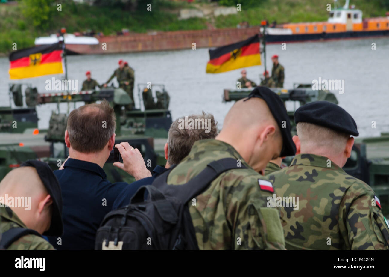 Andrzej Duda, der Präsident von Polen, nutzt sein Smartphone eine Brücke über den Betrieb mit anderen illustren Besucher in Chelmno, Polen, 13. Juni 2016 zu erfassen. Präsident Duda besuchten Chelmno eine militärische Demonstration zu beobachten und eine Rede über die Übung Anakonda 2016 liefern. Die Polnisch-led-Übung ist eine gemeinsame Aus- und Fortbildung, um die Interoperabilität, die für den Ausbau und die Stärkung der Bande zwischen den alliierten Nationen und Partner, Gewährleistung der kollektiven Sicherheit und Frieden in der Region. Stockfoto