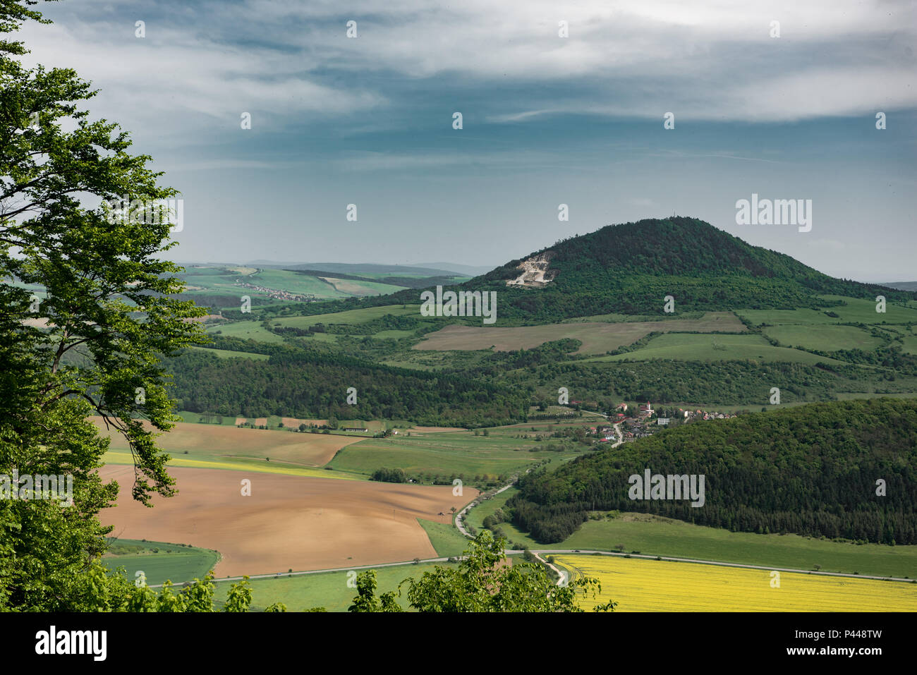 Blick auf das Ackerland von Saris Schloss Stockfoto