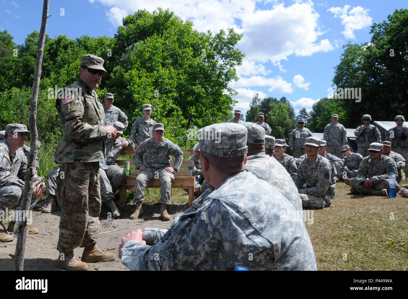 Generalmajor Mark Palzer, Kommandant der 79th Sustainment unterstützt den Befehl, spricht mit den Mitgliedern der 592Nd Ordnance Company, während ein Site Survey, 11. Juni, in Chełmno, Polen, als Teil der Anakonda 2016. Anakonda2016 ist eines der führenden multinationalen Ausbildung Veranstaltungen U.S. Army Europe, das über 24 Nationen und Sucht zu trainieren, Übung und Polnischen nationalen Kommando- und Streitkrдftestrukturen in einen Alliierten, Gelenk, multinationalen Umfeld integrieren. Stockfoto