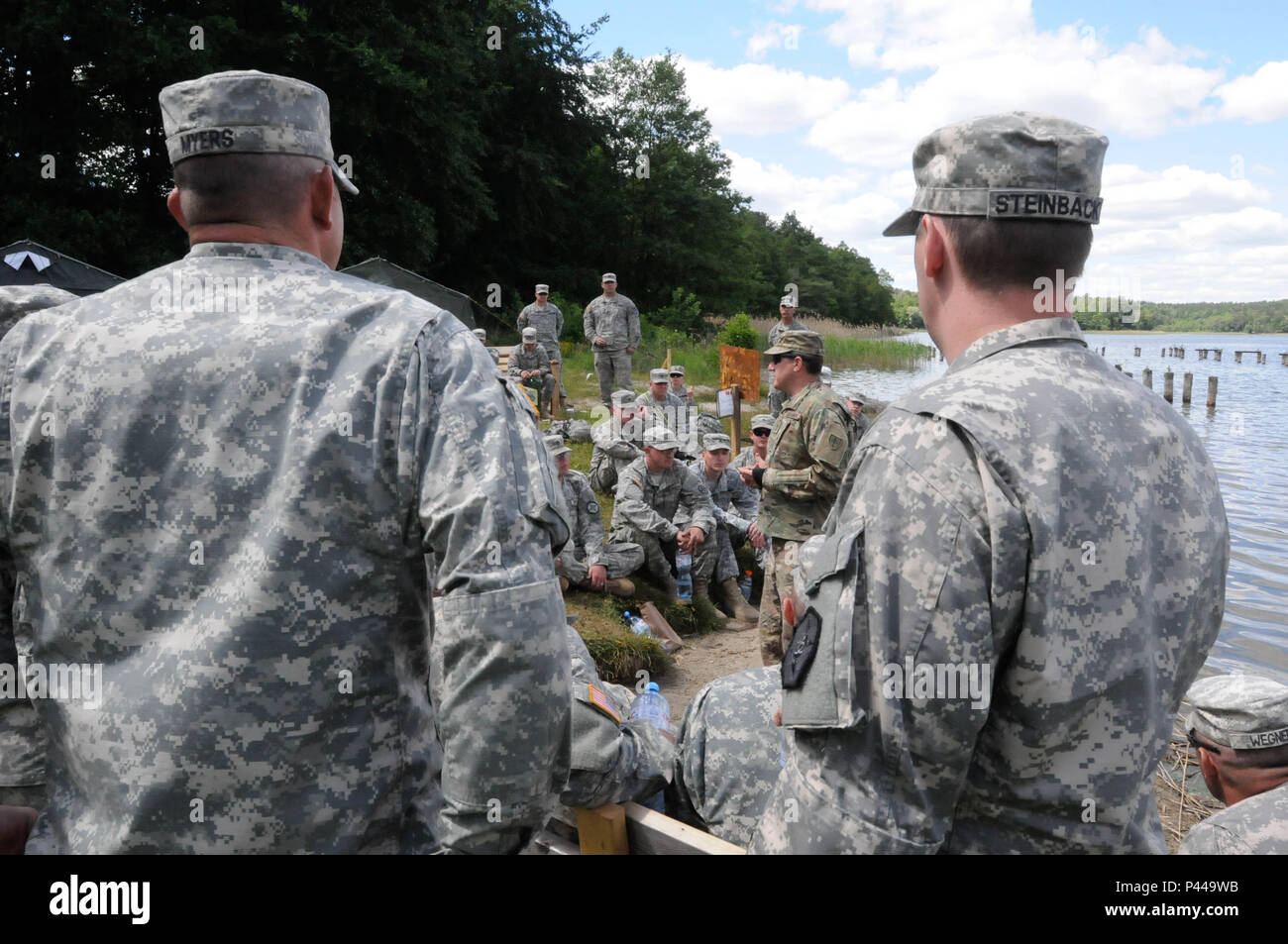 Generalmajor Mark Palzer, Kommandant der 79th Sustainment unterstützt den Befehl, spricht mit den Mitgliedern der 592Nd Ordnance Company, während ein Site Survey, 11. Juni, in Chełmno, Polen, als Teil der Anakonda 2016. Anakonda2016 ist eines der führenden multinationalen Ausbildung Veranstaltungen U.S. Army Europe, das über 24 Nationen und Sucht zu trainieren, Übung und Polnischen nationalen Kommando- und Streitkrдftestrukturen in einen Alliierten, Gelenk, multinationalen Umfeld integrieren. Stockfoto