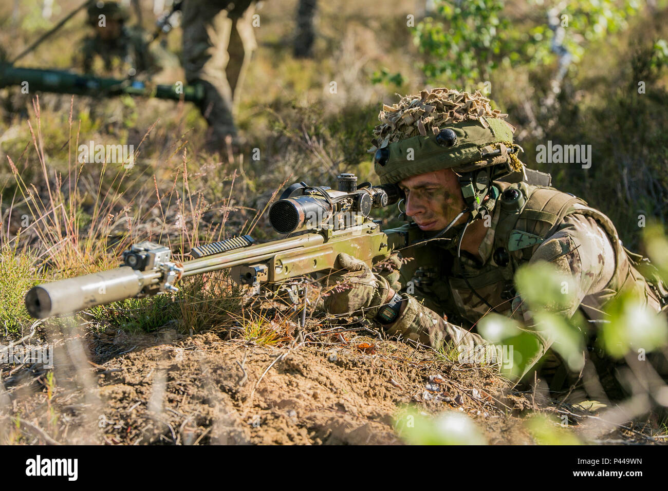 Die multinationalen Truppen sind auf ihre Verantwortung gegenüber den jeweils anderen auf Null gestellt. (U.S. Marine Corps Foto von Lance Cpl. Lukas Hoogendam/Freigegeben) Stockfoto