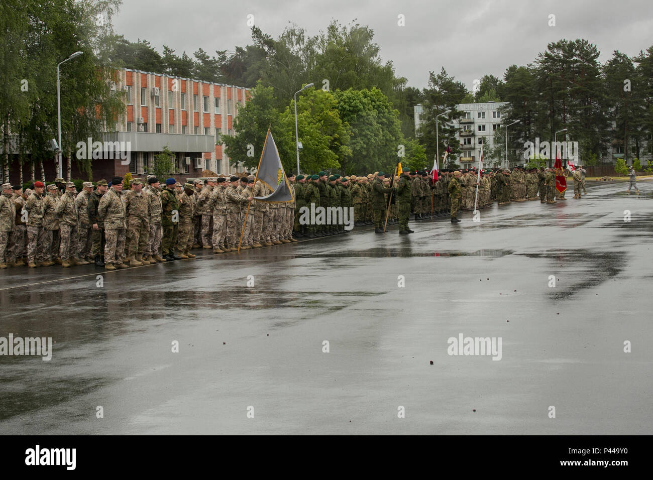 Die Einheit zwischen den Nationen wächst unser Band näher zusammen. (U.S. Marine Corps Foto von Lance Cpl. Lukas Hoogendam/Freigegeben) Stockfoto