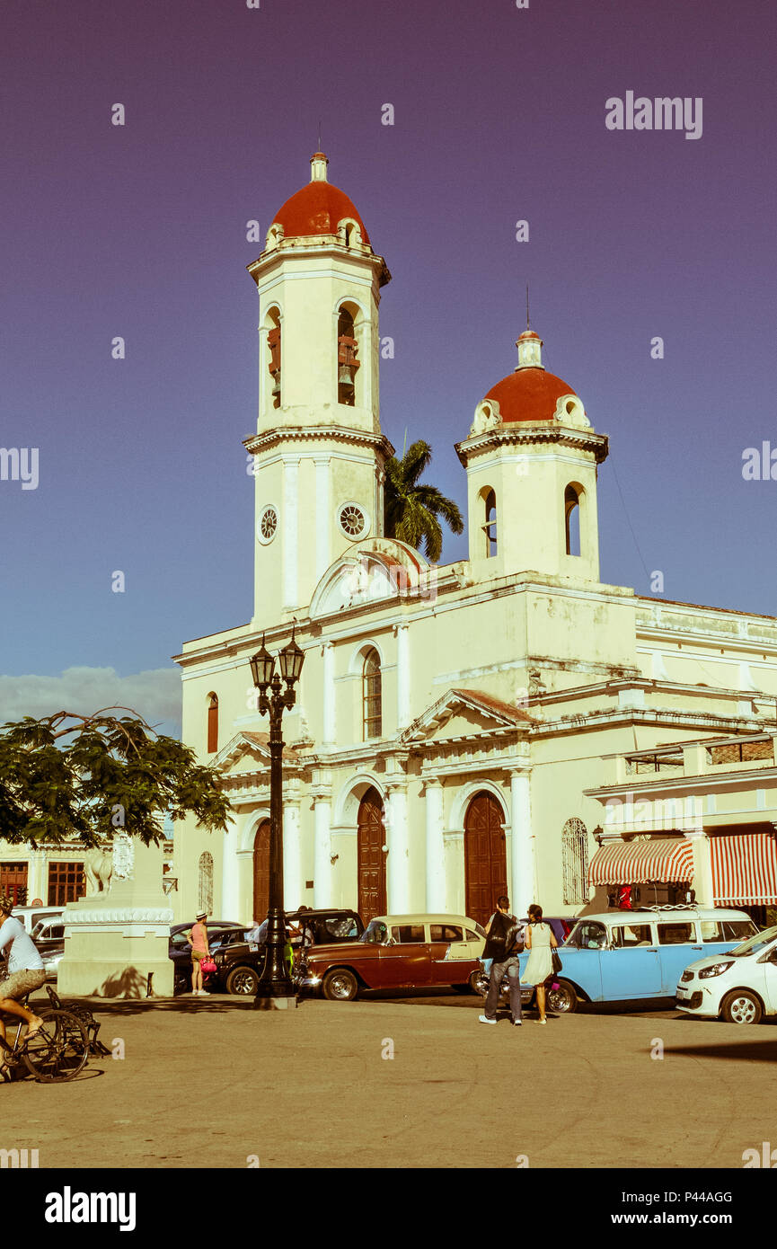 CIENFUEGOS, Kuba - 3. JANUAR 2017: Oldtimer in Jose Marti Park, dem Hauptplatz von Cienfuegos, Kuba. Bild mit Jahrgang und anno dazumal Wirkung Stockfoto