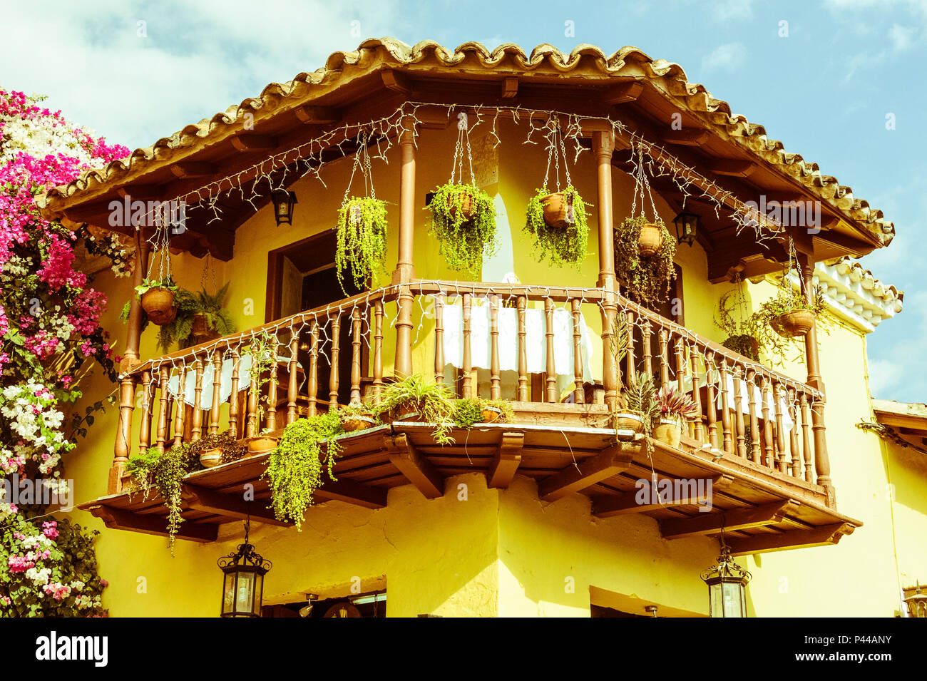 Schöne Architektur im Kolonialstil, in der Plaza Mayor der Stadt Trinidad, auf der Insel Kuba. UNESCO-Weltkulturerbe. Bild mit vi Stockfoto