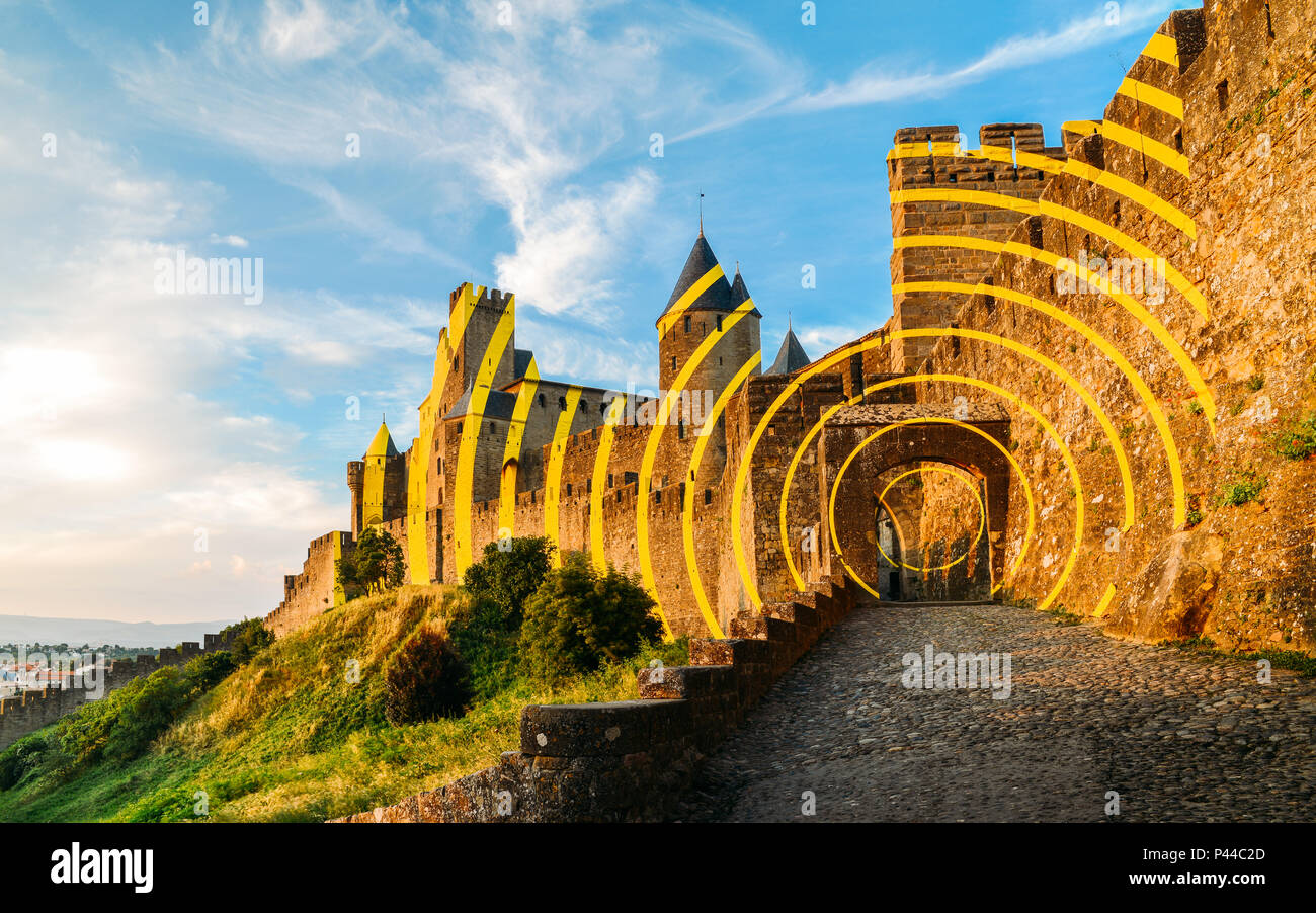 Carcassonne, einem Hügel Stadt in Südfrankreich ist ein UNESCO-Weltkulturerbe, berühmt für seine mittelalterlichen Zitadelle. Konzentrische Kreise durch hypnotische Varini Stockfoto