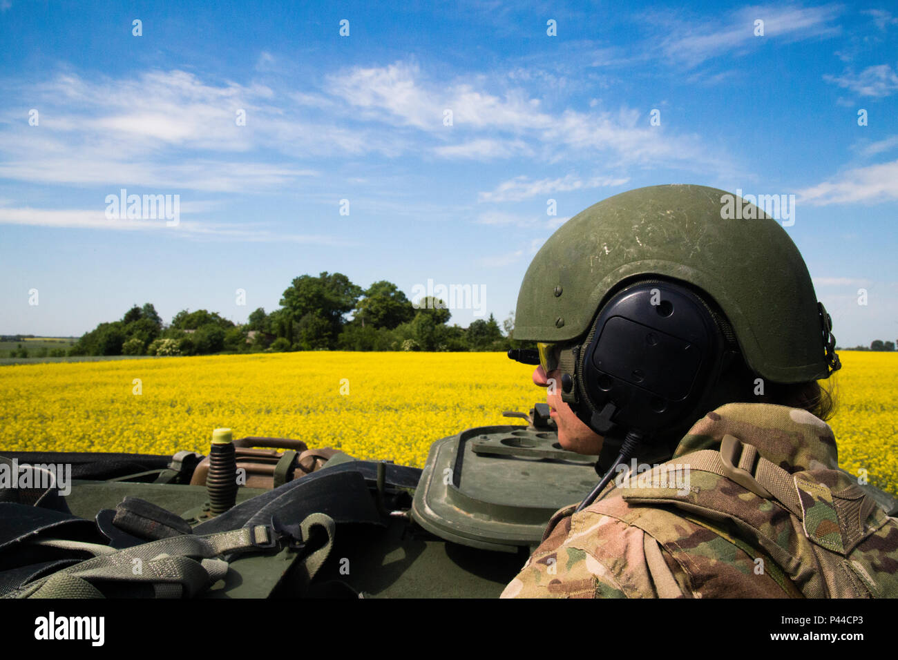 34Th Infantry Division Minesota Army National Guard SPC. Freude Meyers in die 4. Staffel, 2. Kavallerie Regiments während Dragoner reiten II, Fahrten auf einen Konvoi von Orzysz zu Suwalk, Polen nach River Crossing Operationen auf der Weichsel in der Nähe von Chelmo, Polen, 8. Juni 2016. Dragoner reiten II, ist die 2.200 Kilometer lange Konvoi nach Estland in Vorbereitung auf die Übung Sabre Streik 16, ein US Army Europe - LED-kooperative Ausbildung Übung entwickelt gemeinsame Interoperabilität multinationaler Blindbewerbungen zu unterstützen, zu verbessern. (U.S. Armee video von Staff Sgt. Ricardo HernandezArocho/Freigegeben) Stockfoto