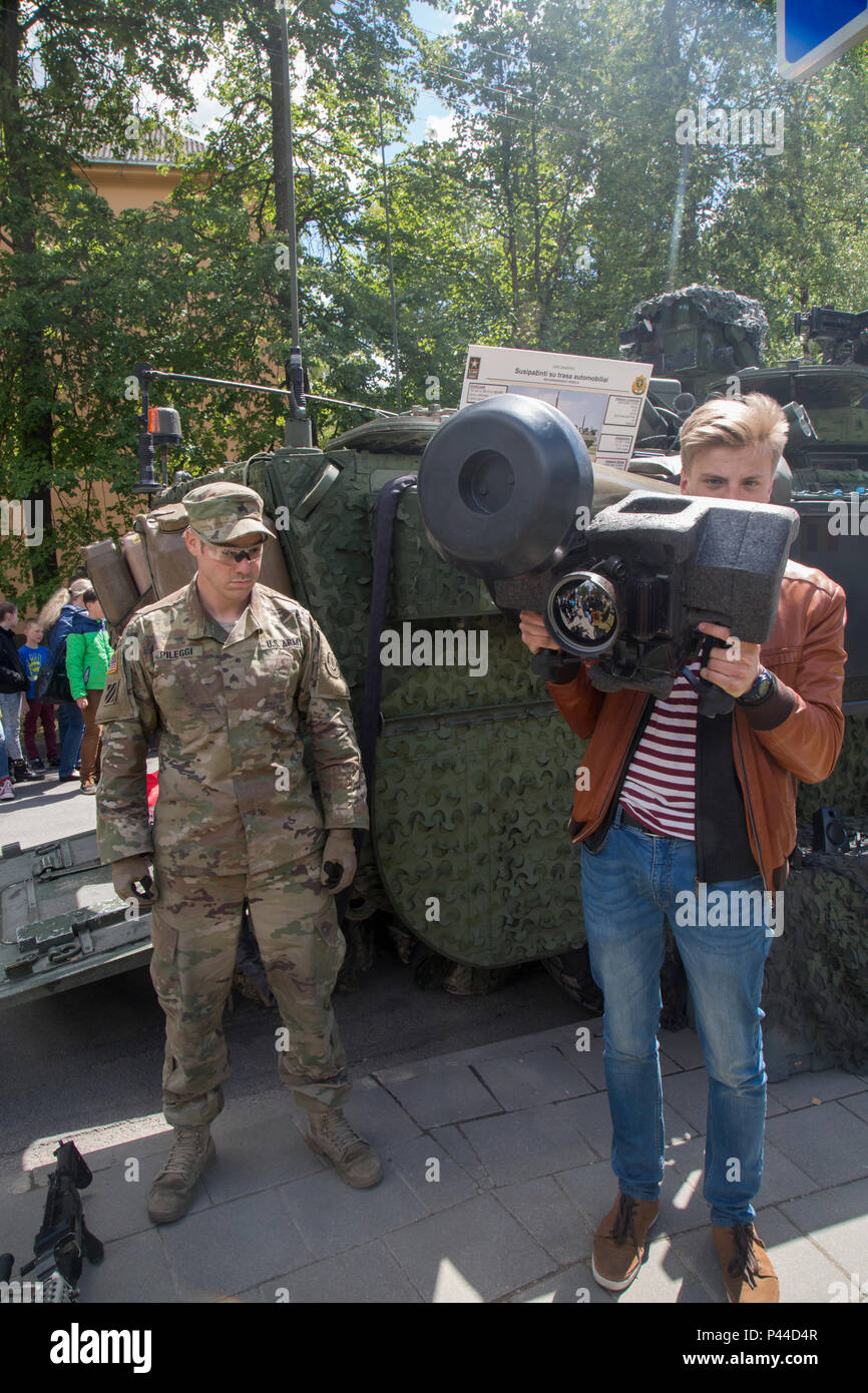 Us-Armee Sgt. David Pileggi eine Kavallerie Scout 4 Geschwader zugewiesen sind, 2.Kavallerie Regiments, zeigt ein lokaler Mann wie ein FGM-148 Javelin Mann - tragbare Feuerlöscher zu halten und - anti-tank Missile vergessen, während eine statische Darstellung in einem Park in Kupiskis Litauen vom 12. Juni 2016, während der Dragoner reiten II, eine 2.200 Kilometer lange Konvoi nach Estland für Übung Sabre Streik 16. Übung Sabre Streik 16 ist ein US-Army Europe - LED-kooperative Ausbildung Übung entwickelt gemeinsame Interoperabilität multinationaler Blindbewerbungen zu unterstützen, zu verbessern. (U.S. Armee Foto: Staff Sgt. Ricardo HernandezArocho/Freigegeben) Stockfoto