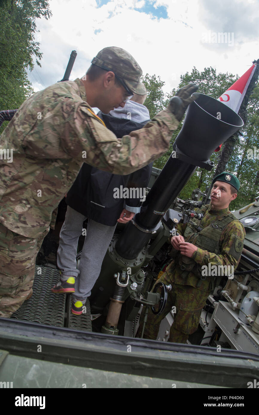 Us Army Staff Sgt. Yuslandy Figueredo, ein Indirektes Feuer Infanterist in die 4. Staffel zugeordnet, 2 Cavalry Regiment zeigt auf, wie die RMS 6 L 120 mm Mörser System arbeiten auf der Rückseite seines Stryker Armored Fighting Fahrzeug montiert, an einem statischen Anzeige in einem Park in Kupiskis Litauen vom 12. Juni 2016, während der Dragoner reiten II, eine 2.200 Kilometer lange Konvoi nach Estland für Übung Sabre Streik 16. Übung Sabre Streik 16 ist ein US-Army Europe - LED-kooperative Ausbildung Übung entwickelt gemeinsame Interoperabilität multinationaler Blindbewerbungen zu unterstützen, zu verbessern. (U.S. Armee Foto: Staff Sgt. Rica Stockfoto