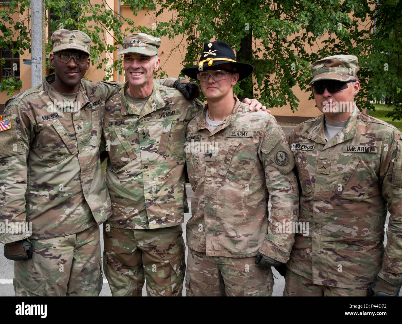 Us-Armee 28 Infanterie Division kommandierenden General Generalmajor John Gronski, Soldaten von der 4. Staffel, 2. Reiterregiment besuchen Sie miteinander auf eine statische Darstellung in einem Park in Kedainiai, Litauen vom 12. Juni 2016, während der Dragoner reiten II, eine 2.200 Kilometer lange Konvoi nach Estland für Übung Sabre Streik 16. Übung Sabre Streik 16 ist ein US-Army Europe - LED-kooperative Ausbildung Übung entwickelt gemeinsame Interoperabilität multinationaler Blindbewerbungen zu unterstützen, zu verbessern. (U.S. Armee Foto: Staff Sgt. Ricardo HernandezArocho/Freigegeben). Stockfoto