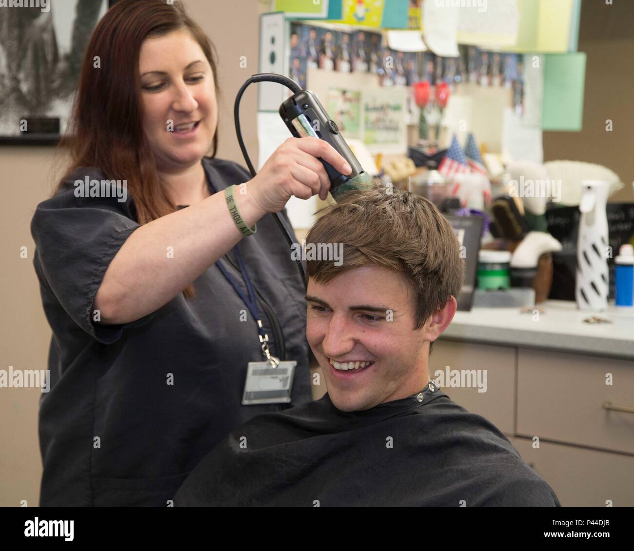 Eine Neue Cadet Erhalt Einen Haarschnitt Wahrend Der Us Militarakademie In West Point Rezeption Tag 27